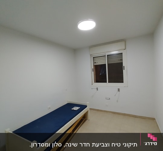 קיר לבן צבוע בחדר ריק עם מיטה